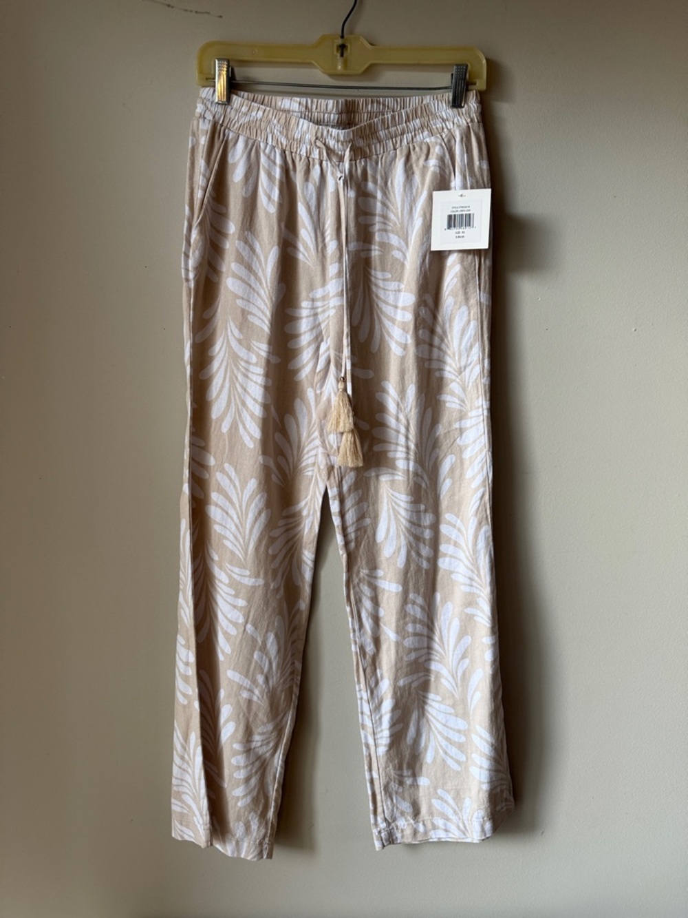 Ellen Tracy Linen Leaf Beige Pants with White Palm Print